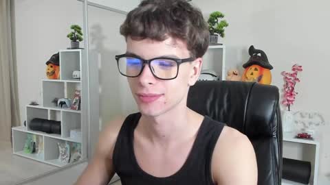 Snapshot of calvin_loves_you chatting on January 2025 07:09:02 PM Hey I am Calvin online show from January 2025 07:09:02 PM