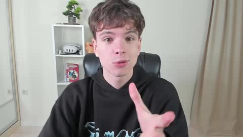 Snapshot of calvin_loves_you chatting on February 2025 07:06:02 PM Hey I am Calvin online show from February 2025 07:06:02 PM