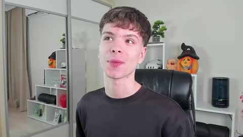 Snapshot of calvin_loves_you chatting on March 2025 07:11:02 PM Hey I am Calvin online show from March 2025 07:11:02 PM