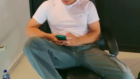 Snapshot of camara110 chatting on January 2025 02:42:02 AM camara110 online show from January 2025 02:42:02 AM