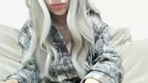 Snapshot of camillebunny chatting on December 2025 04:18:02 AM CamilleBunny online show from December 2025 04:18:02 AM