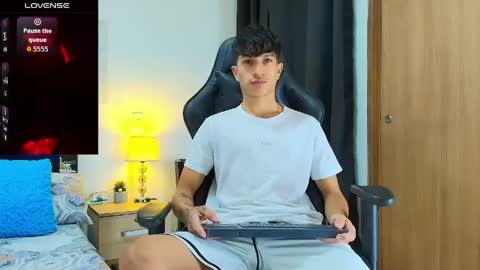 Snapshot of camilobass_ chatting on May 2026 08:14:02 PM Camilo Bass online show from May 2026 08:14:02 PM