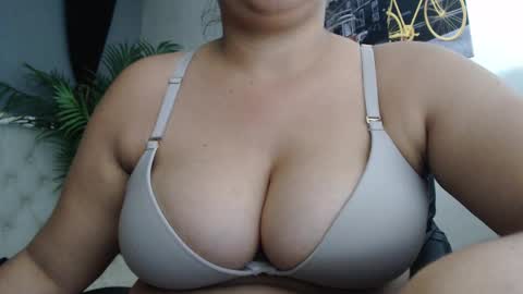 Snapshot of candiapole chatting on September 2025 01:01:01 PM Candy online show from September 2025 01:01:01 PM