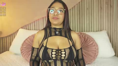 Canela Hot  online show from April 2026 12:33:01 PM