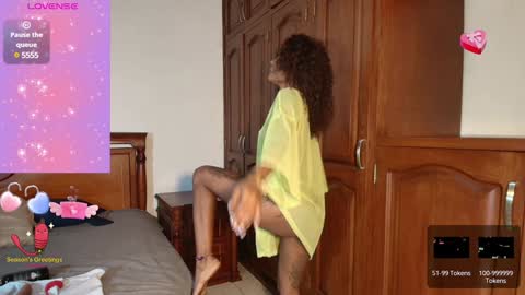 Snapshot of carameloo_06 chatting on December 2024 02:38:02 AM carolina online show from December 2024 02:38:02 AM