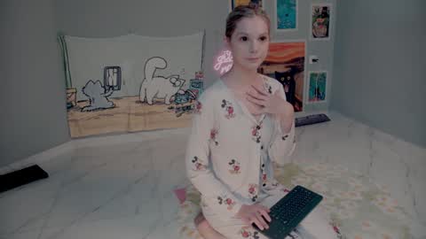 NONA    follow online show from September 2025 04:45:02 AM