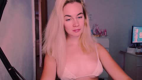 Snapshot of carinfox chatting on September 2025 05:07:01 AM Carin online show from September 2025 05:07:01 AM