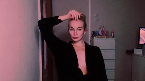 Carin online show from October 2025 07:44:02 PM