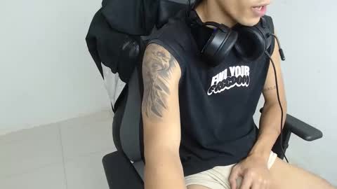 carlossmi01 online show from December 2025 04:46:01 PM