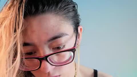 Snapshot of carolblonde chatting on March 2026 01:43:01 AM Char online show from March 2026 01:43:01 AM