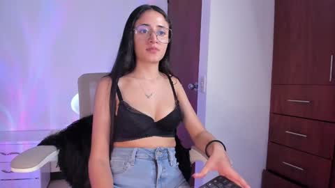Snapshot of caroliine__ chatting on December 2024 08:25:02 PM Caroline online show from December 2024 08:25:02 PM