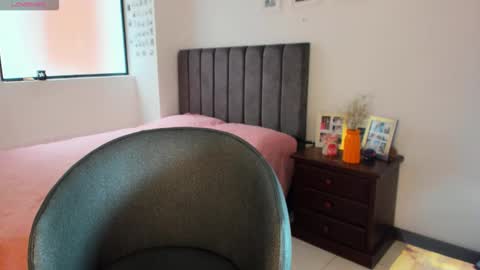 carolina_zaens online show from October 2025 04:17:02 PM