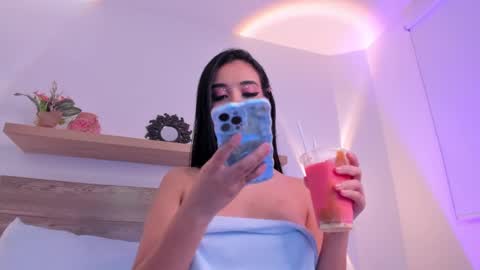 Snapshot of caroline_22z chatting on January 2025 10:50:01 PM CARO online show from January 2025 10:50:01 PM