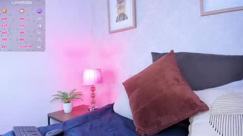 Snapshot of caroline_dh chatting on September 2025 11:44:02 AM Caroline online show from September 2025 11:44:02 AM