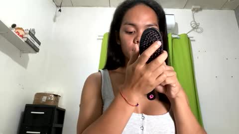 Snapshot of caroline_east chatting on March 2026 12:02:02 PM caroline_east online show from March 2026 12:02:02 PM