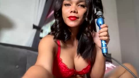 Snapshot of caroline_east chatting on April 2026 12:42:02 AM caroline_east online show from April 2026 12:42:02 AM