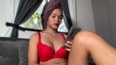 Snapshot of caroline_east chatting on April 2026 02:01:01 AM caroline_east online show from April 2026 02:01:01 AM