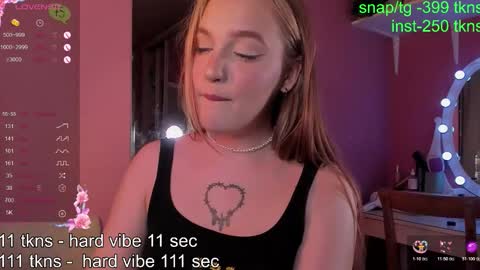 Caro online show from November 2025 10:43:01 PM