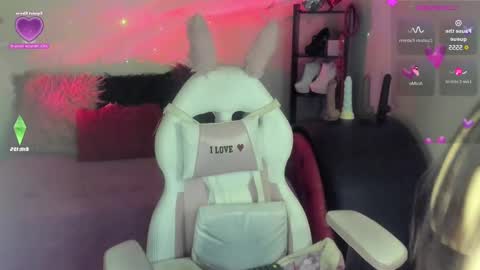 Caroline Lenox online show from February 2025 05:11:02 AM