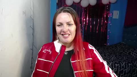 Carolinhe  online show from April 2026 11:40:01 PM
