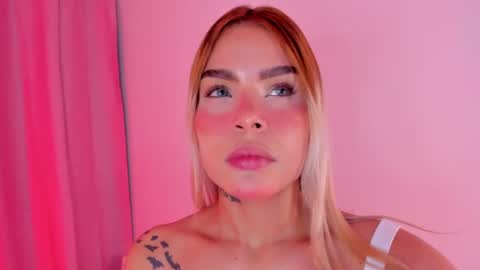Snapshot of carolinna_ chatting on December 2024 01:00:02 AM carolinna_ online show from December 2024 01:00:02 AM