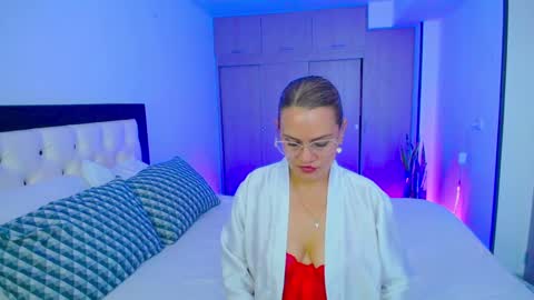 CarolinneFiotti online show from September 2025 01:48:02 PM