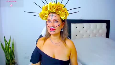 CarolinneFiotti online show from October 2025 05:03:01 PM