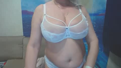 Snapshot of caroncapella chatting on January 2025 08:43:02 PM VicunaCool online show from January 2025 08:43:02 PM