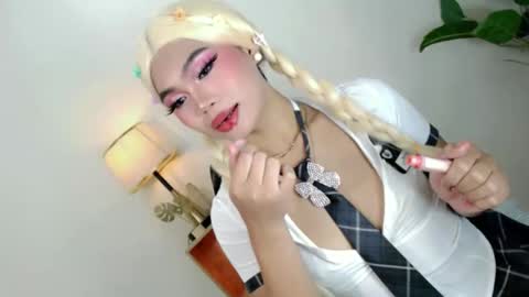 CatalenaX online show from November 2025 04:12:02 PM