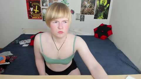 cattie_w_ online show from May 2026 01:10:02 AM