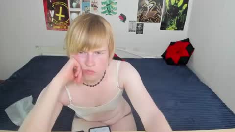 Snapshot of cattie_w_ chatting on June 2026 01:19:02 AM cattie_w_ online show from June 2026 01:19:02 AM
