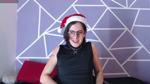 Snapshot of cava_pretty chatting on December 2024 07:38:02 AM cava_pretty online show from December 2024 07:38:02 AM
