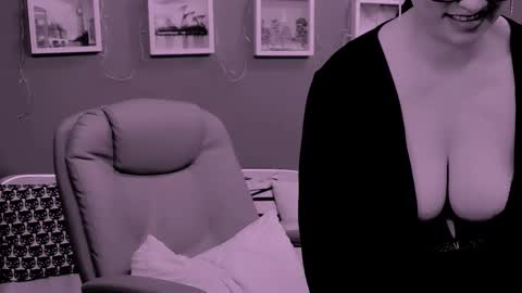 The Queen online show from March 2026 02:04:02 AM