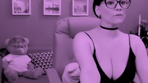 The Queen online show from May 2026 02:02:01 PM