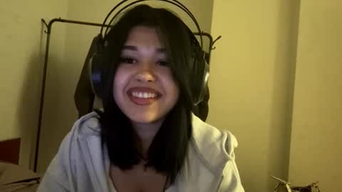 Snapshot of charalilleberg chatting on December 2025 03:32:01 PM Lola online show from December 2025 03:32:01 PM