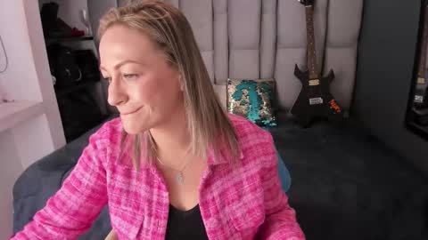 Charlot milf online show from December 2025 12:21:02 PM