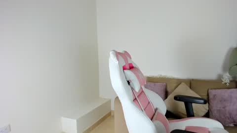Snapshot of charlote_cowell_sub_ chatting on January 2025 11:34:02 PM online show from January 2025 11:34:02 PM