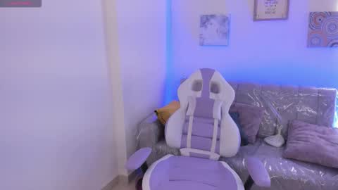 Snapshot of charlote_cowell_sub_ chatting on October 2025 05:46:01 PM online show from October 2025 05:46:01 PM