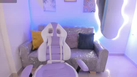 Snapshot of charlote_cowell_sub_ chatting on November 2025 05:12:01 PM online show from November 2025 05:12:01 PM