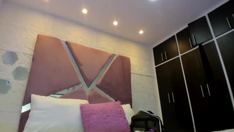 Charlotte Icee online show from December 2024 07:00:01 PM