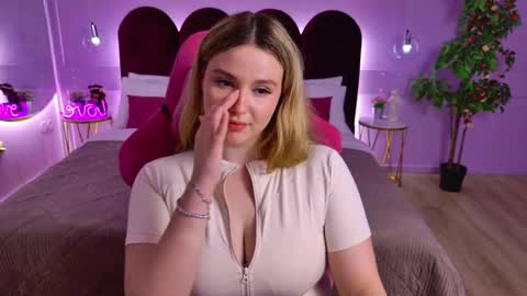 charlotteatwood online show from May 2026 04:12:01 PM