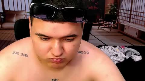 Snapshot of charlyandlaura chatting on October 2025 08:19:01 PM charlyandlaura online show from October 2025 08:19:01 PM