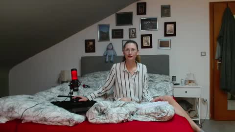 Snapshot of cherryangle chatting on February 2026 06:48:01 PM Leonie online show from February 2026 06:48:01 PM