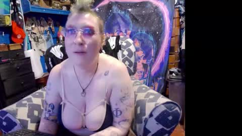 Snapshot of chiaroscurosiren chatting on December 2025 04:06:01 AM CurvySiren online show from December 2025 04:06:01 AM