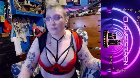 Snapshot of chiaroscurosiren chatting on December 2025 03:45:02 AM CurvySiren online show from December 2025 03:45:02 AM