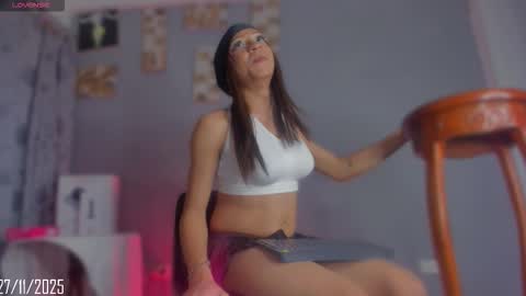 chloe_cooperr online show from November 2025 03:31:01 AM