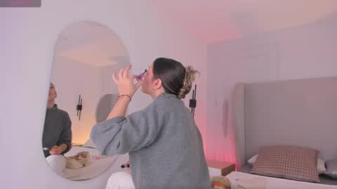 Chloe online show from November 2025 06:58:02 AM