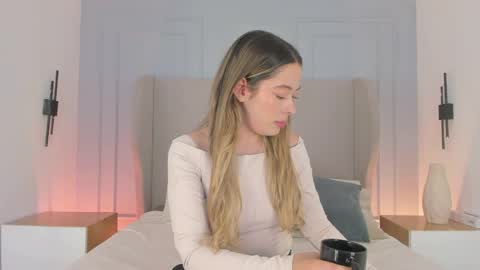 Chloe online show from June 2026 07:03:02 PM