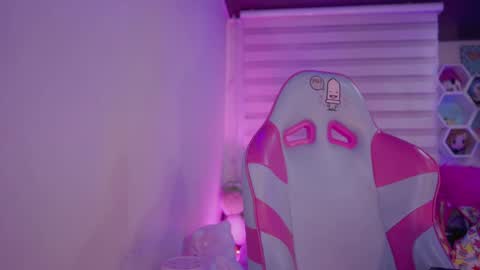 CLOE  online show from October 2025 09:01:01 PM