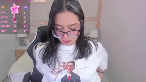 Snapshot of chloe_walk_ chatting on March 2025 02:45:02 PM Chloe online show from March 2025 02:45:02 PM